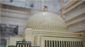 Größenvergleich: Das Model des Deutschen Pavillons (Internationale Wasser-Ausstellung in Lüttich, 1939)  hinter einem Model des Brandenburger Tores.