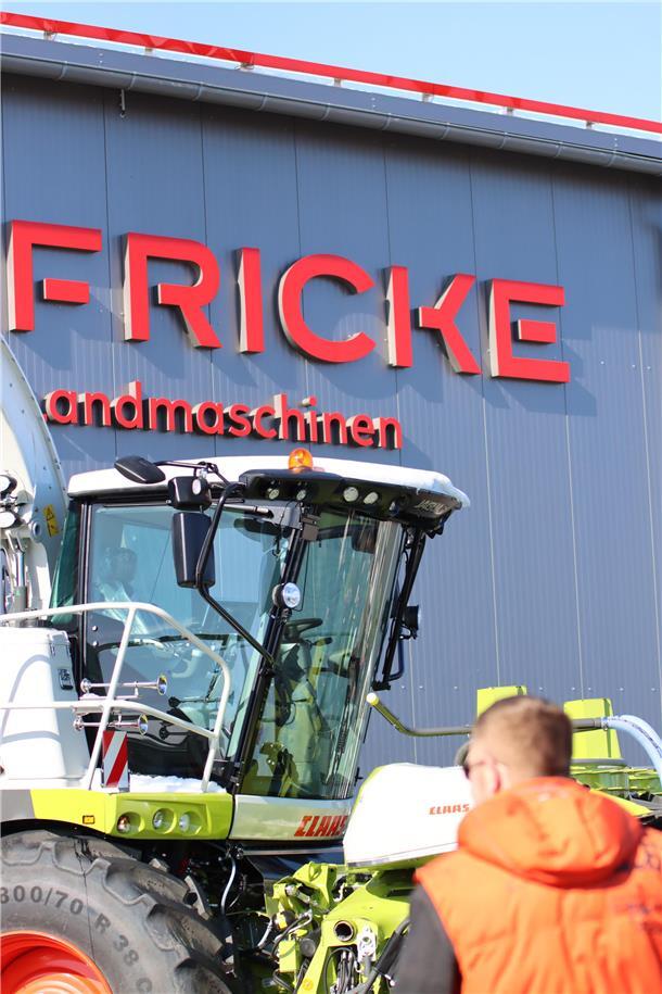 Groß und größer: Schlepper, Erntemaschinen sind gigantisch groß. Tausende Besuch...
