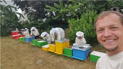 Groß und Klein über die Bienen und Imkerei an die Insektenwelt heranführen – das möchte Andreas Bredehorn (rechts) mit der Stiftung Hafenbiene erreichen. Sofern es die Kontaktregeln wieder so zulassen wie hier auf dem Bild, das vor Corona aufgenommen wurde.