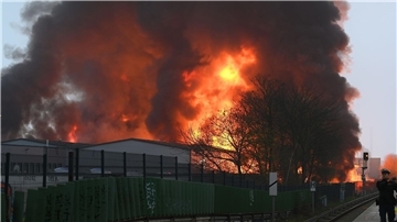 Großbrand bei einem Autohandel in Hamburg: Flammen lodern, Rauch steigt auf.