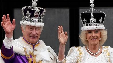 Großbritanniens König Charles III. und Königin Camilla nach der Krönungszeremonie.
