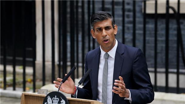 Großbritanniens neuer Premierminister Rishi Sunak hält eine Rede vor der 10 Downing Street.