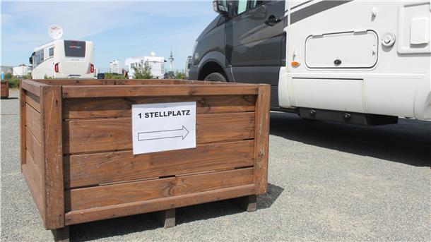 Große Blumenkübel versperren den Weg: Auf den beiden Stellplätzen am Fischkai und an der Doppelschleuse muss jeder zweite Platz frei bleiben.