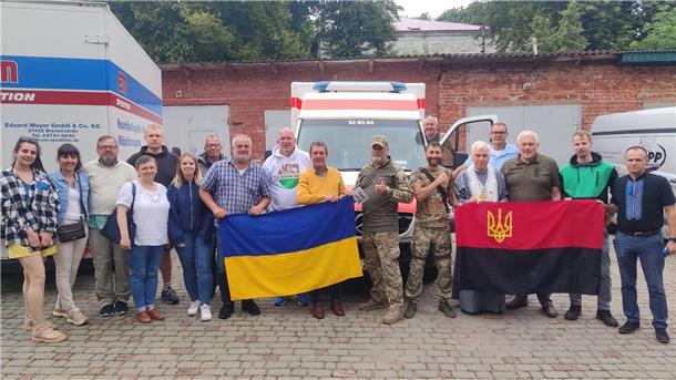 Große Dankbarkeit und Freude bei der Fahrzeugübergabe in der Ukraine: Ein Geistlicher hat den gespendeten Rettungswagen aus dem Landkreis Rotenburg gesegnet.