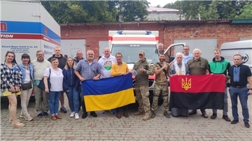 Große Dankbarkeit und Freude bei der Fahrzeugübergabe in der Ukraine: Ein Geistlicher hat den gespendeten Rettungswagen aus dem Landkreis Rotenburg gesegnet.
