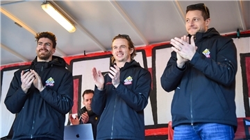 Die Eishockeyspieler Miha Verlic, Ziga Jeglic und Jan Urbas klatschen Applaus.