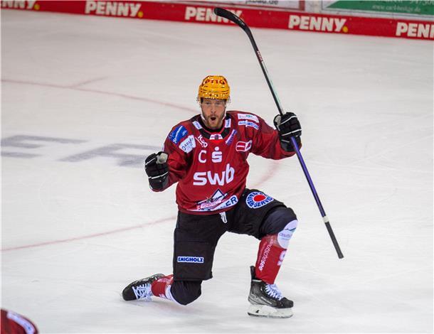 Perfektes erstes Drittel ist Grundlage für den Pinguins-Sieg Große Freude bei Jan Urbas über sein Tor zum 3:0.