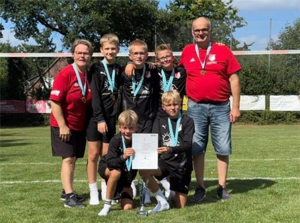 U12-Faustballer des MTSV Selsingen sind neuer Landesmeister Große Freude nach dem Titelgewinn (von links): Trainerin Uta Reinecke, Jakob Behrens, Thore Reinecke, Maximilian Reinheimer, Betreuer Hans-Peter Gerken. Kniend von links) Mika Junge und Jan-Hinnerk Martens.
