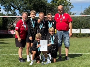 Große Freude nach dem Titelgewinn (von links): Trainerin Uta Reinecke, Jakob Behrens, Thore Reinecke, Maximilian Reinheimer, Betreuer Hans-Peter Gerken. Kniend von links) Mika Junge und Jan-Hinnerk Martens.