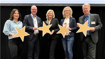Große Freude über das Erreichen des Vier-Sterne-Qualitätsstandards mit den beteiligten Partnern von links nach rechts: Stefanie John von Zydowitz (Cuxland-Tourismus – Agentur für Wirtschaftsförderung), Martin Fahrland (Geschäftsführer Mittelweser-Touristik), Petra Wegener (Geschäftsführerin Weserbergland Tourismus), Tina Tönjes (Leiterin Touristikgemeinschaft Wesermarsch) und Dr. Ralf Meyer (Geschäftsführer der Erlebnis Bremerhaven Bremerhaven GmbH und Leiter des Referates für Wirtschaft, Tourismus und Wissenschaft).