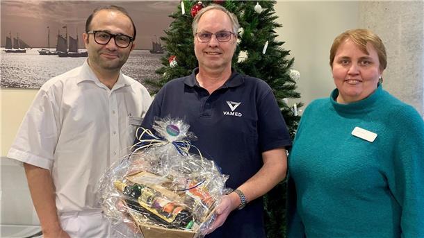 Blutspende-Premiere mit Jubiläum an der Helios Klinik Wesermarsch Große Freude über die Jubiläumsspende: der Ärztliche Direktor Dr. Orhan Kahraman (links) und Pflegedirektorin Kathrin Nehls danken Theo Bijman für die 50. Blutspende.