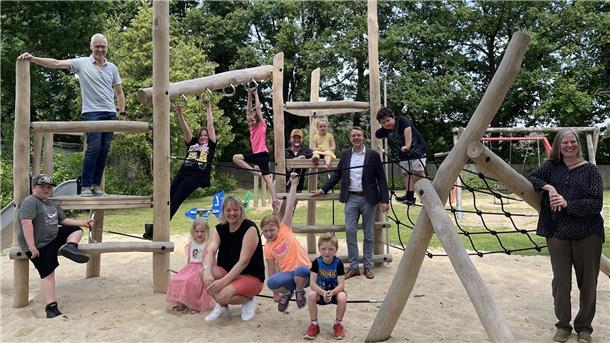 Kinderwünsche werden wahr: Zwei neue Großspielgeräte für Zeven Kinder und Erwachsene auf einem Spielplatz mit neuen Geräten.
