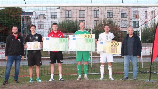 Große Scheine: Nach dem Turnier überreichten die TSV-Verantwortlichen um Fabian Tietjen (links) das Preisgeld an die Mannschaftskapitäne.