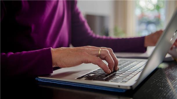 Große Firmen bieten mehr Homeoffice an - kleine weniger Große und kleine Unternehmen in Deutschland gehen beim Homeoffice in unterschiedliche Richtungen.