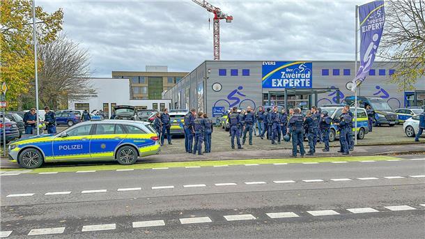 Großeinsatz der Polizei am 9. November 2023 an einer Schule in Offenburg.