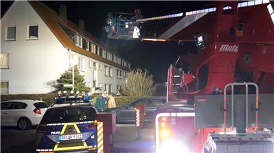 Großeinsatz in Brake am 10. Dezember 2021: In einem Mehrfamilienhaus fand die Polizei die Leiche einer jungen Frau. Eine weitere Frau wurde durch Messerstiche schwer verletzt. Der Täter wurde am Donnerstag wegen Mordes verurteilt.