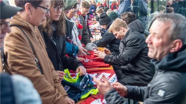 Großer Andrang an den Autogrammtischen: Phillip Bruggisser (Mitte) und Thomas Popiesch mit ihren Fans im Schaufenster Fischereihafen.