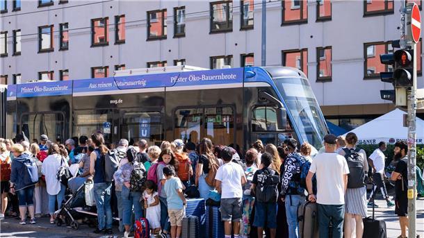 Erste Gleise freigegeben: Zugverkehr in München rollt wieder Großer Andrang an der Trambahnhaltestelle.