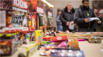 Großer Andrang beim Werksverkauf des Bremerhavener Feuerwerkherstellers Comet. Das Unternehmen wäre massiv betroffen, wenn es tatsächlich zum Verkaufsverbot kommen würde, wie es die Grünen fordern.