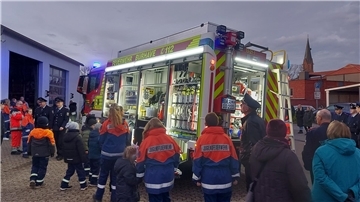 Die Burhaver Feuerwehr feiert mit vielen Gästen das neue Tanklöschfahrzeug.