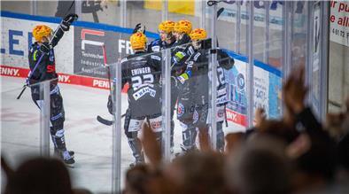 Großer Jubel bei den Fischtown Pinguins: Erneut setzen sie sich in der Verlängerung gegen Ingolstadt durch und führen in der Viertelfinalserie jetzt mit 3:0.