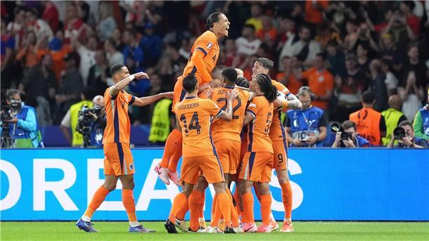 Großer Jubel bei den niederländischen Spielern nach dem Ausgleichstreffer.