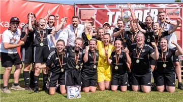 Großer Jubel bei den siegreichen Frauen des TSV Timke, die mit einem 3:0-Sieg den Kreispokal gewannen.