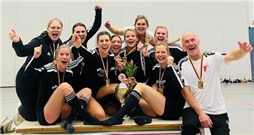 Großer Jubel bei den Spielerinnen des MTSV Selsingen nach dem Gewinn der Deutschen Meisterschaft der  F30-Faustballerinnen.