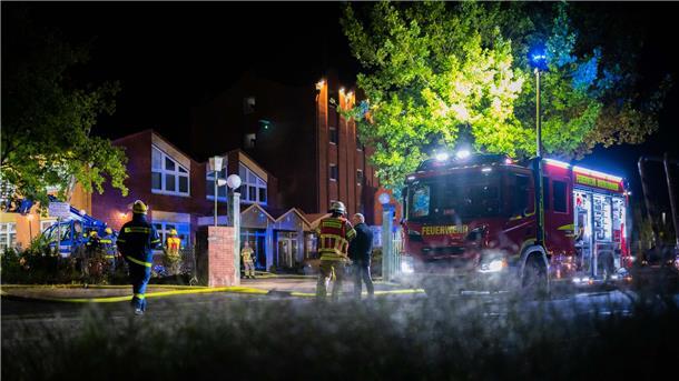Rauchpilz über Leherheide: Großalarm mit 100 Rettungskräften am Sonntagabend Großer Löscheinsatz der Bremerhavener Feuerwehr mit Unterstützung von THW und Rettungsdiensten in Leherheide: Am Pfingstsonntagabend brannte eine alte Sporthalle, die an das Hotel angrenzt. Gäste wurden evakuiert, das Hoteldach bis nach Mitternacht auf Glutnester abgesucht . Foto: Hartmann