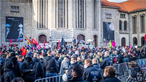 Großes Gedränge der Gegendemonstranten vor dem Stadttheater. Probleme mit den Corona-Abständen gab es nur zu Beginn.