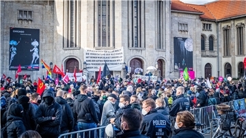 Großes Gedränge der Gegendemonstranten vor dem Stadttheater. Probleme mit den Corona-Abständen gab es nur zu Beginn.