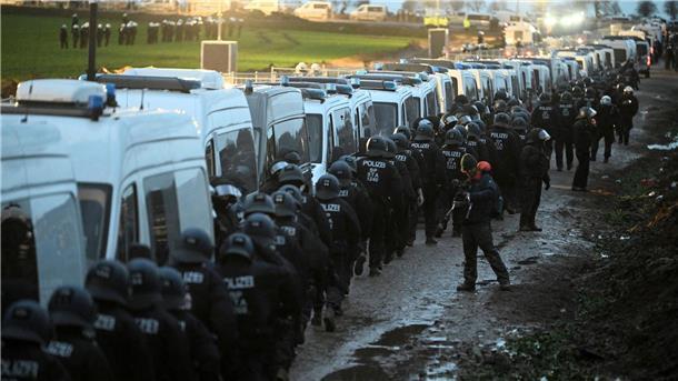 Lützerath bis auf zwei Aktivisten im Tunnel geräumt Großes Polizeiaufgebot bei der Demonstration am Samstag
