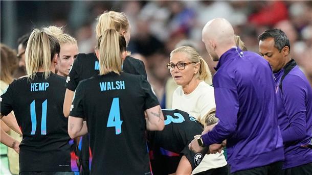 „Königin der Löwinnen“: Holt Wiegman das historische Triple? Großes Vertrauen zueinander: Englands Spielerinnen und Trainerin Wiegman.