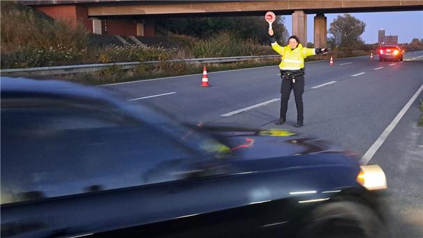 Großkontrolle am Wesertunnel: Polizei jagt bekiffte Autofahrer Eine Polizeibeamtin hält einen Autofahrer hinter dem Wesertunnel an.