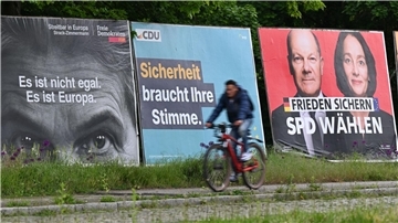 Großplakate der Parteien zur Europawahl.