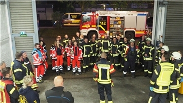 Großübung der Feuerwehren aus Sievern und Langen zusammen mit dem Roten Kreuz in den Räumen der Bäko Genossenschaft in Sievern. Hier erfolgt gerade die Erst-Information der Helfer.