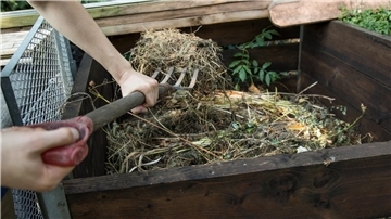 Grün-und Küchenabfälle werden in einem Kompost zu wertvollem Dünger. Der NABU weist aber darauf hin, dass man nur so viel kompostieren sollte, wie man für den eigenen Garten braucht.