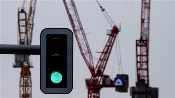 Ifo-Geschäftsklima steigt drittes Mal in Folge Grüne Ampel vor Kränen am Alexanderplatz in Berlin.