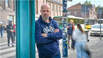 Grünen-Politiker Michael Labetzke und die Zugverbindungen am Bremerhavener Hauptbahnhof.