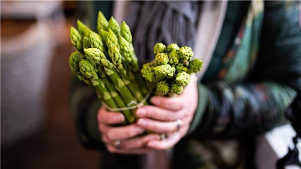 Grüner Spargel liegt im Trend: Er ist sehr aromatisch und kann sogar zum Grillen oder in Salaten verwendet werden.
