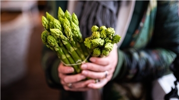 Grüner Spargel liegt im Trend: Er ist sehr aromatisch und kann sogar zum Grillen oder in Salaten verwendet werden.