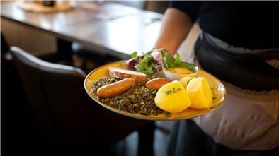 Hoffnungsvoller Blick auf Grünkohlsaison trotz Hochwassers  Grünkohl wird in einem Restaurant serviert.