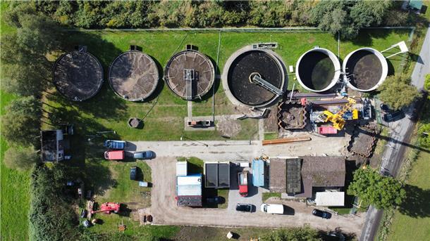 Grund der Verlegung der neuen Abwasserdruckrohrleitung ist der Umbau der bisherigen Kläranlage Jaderberg – hier zu sehen auf dem Luftbild von September 2022.