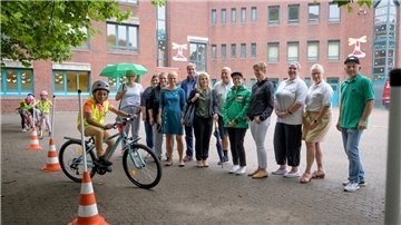 Grundschüler Umar fährt voraus beim Fahrrad-Intensivkursus an der Pestalozzischule.