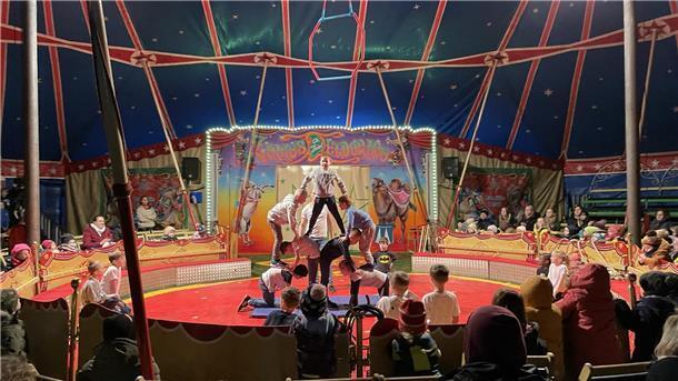 Zirkus El Dorado begeistert Schulkinder in Geestenseth Grundschulkinder in der Manege in Geestenseth: Die Gruppe „Akrobaten“ hat ihren großen Auftritt.