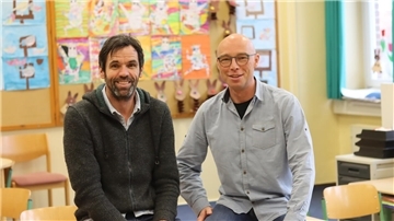 Grundschulkonrektor Dirk Meyer (links) und sein Lehrerkollege Jan Holsten beklagen akute Personalnot.