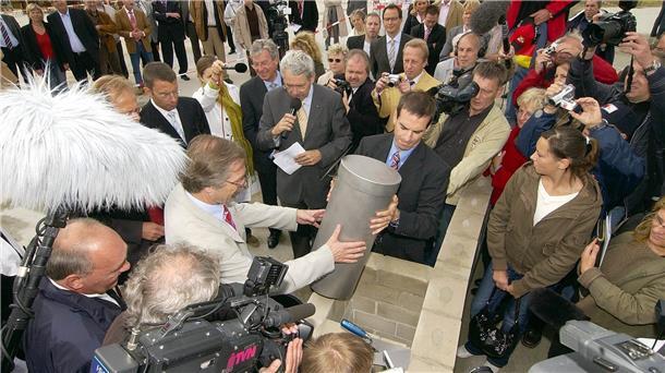 100 Millionen Euro und 100 Firmen: Wissen Sie noch, wie das Klimahaus entstand? Grundsteinlegung. Der damalige Stäwog-Chef Christian Bruns (links) und Klimahaus-Geschäftsführer Arne Dunker versenken die Zeitkapsel. Rund 100 Unternehmen waren beim Bau für die einzelnen Gewerke zuständig.