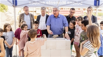Grundsteinlegung für die „Neue Grundschule Lehe“: Oberbürgermeister Melf Grantz (SPD) Bürgermeister setzt die Zeitkapsel ein. 