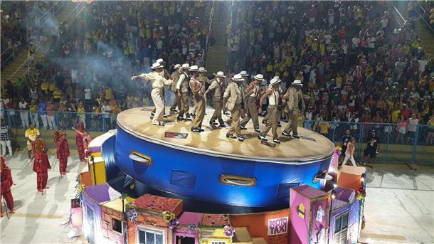 Karnevalsauftakt in Rio: Umzüge im Sambodrom starten Gruppen treten beim Karneval in Rio im Sambadrom auf.