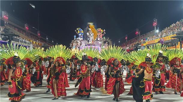 Karnevalsauftakt in Rio: Umzüge im Sambodrom starten Gruppen treten beim Karneval in Rio im Sambadrom auf.